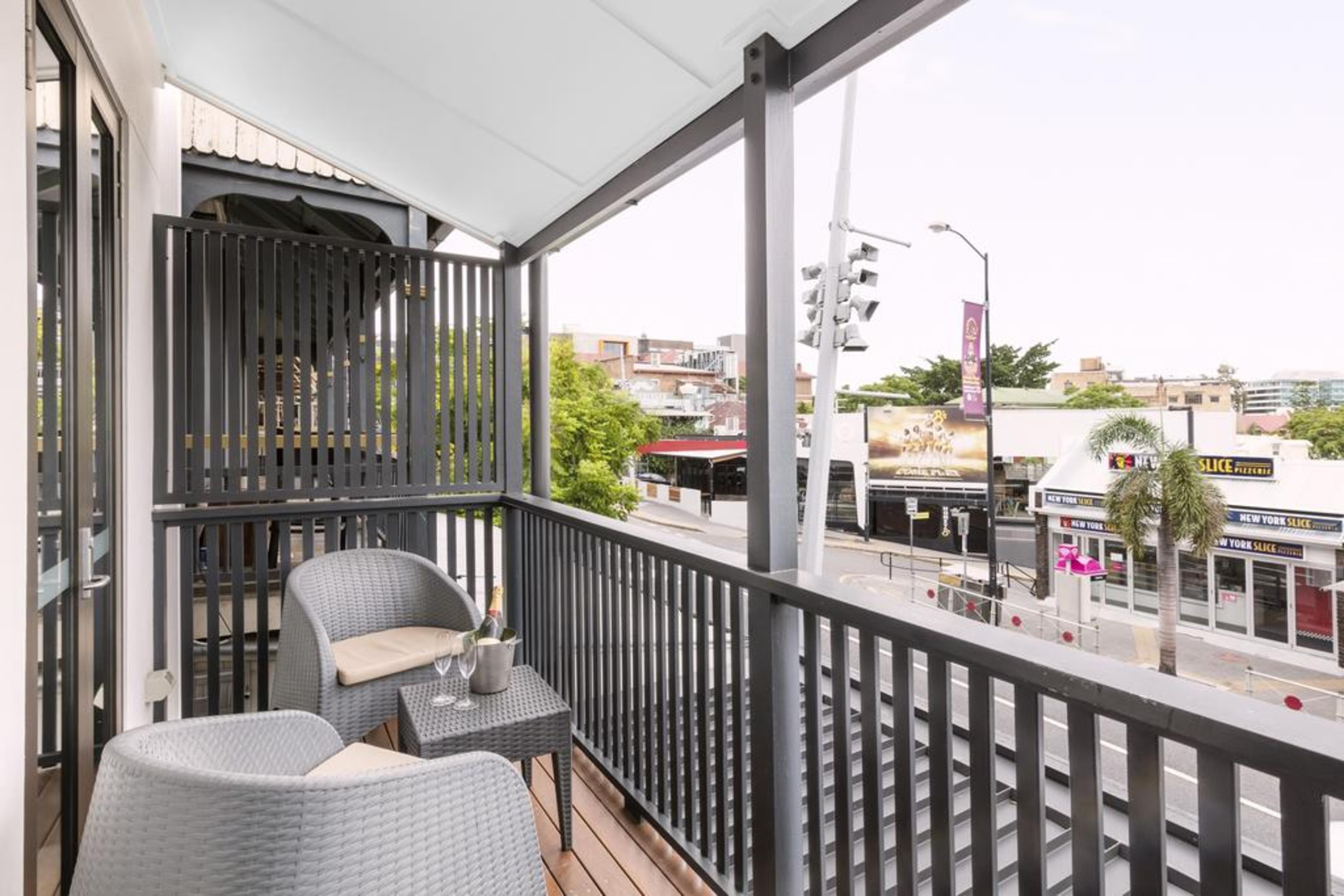 The Beetson Hotel Brisbane Kültér fotó A balcony