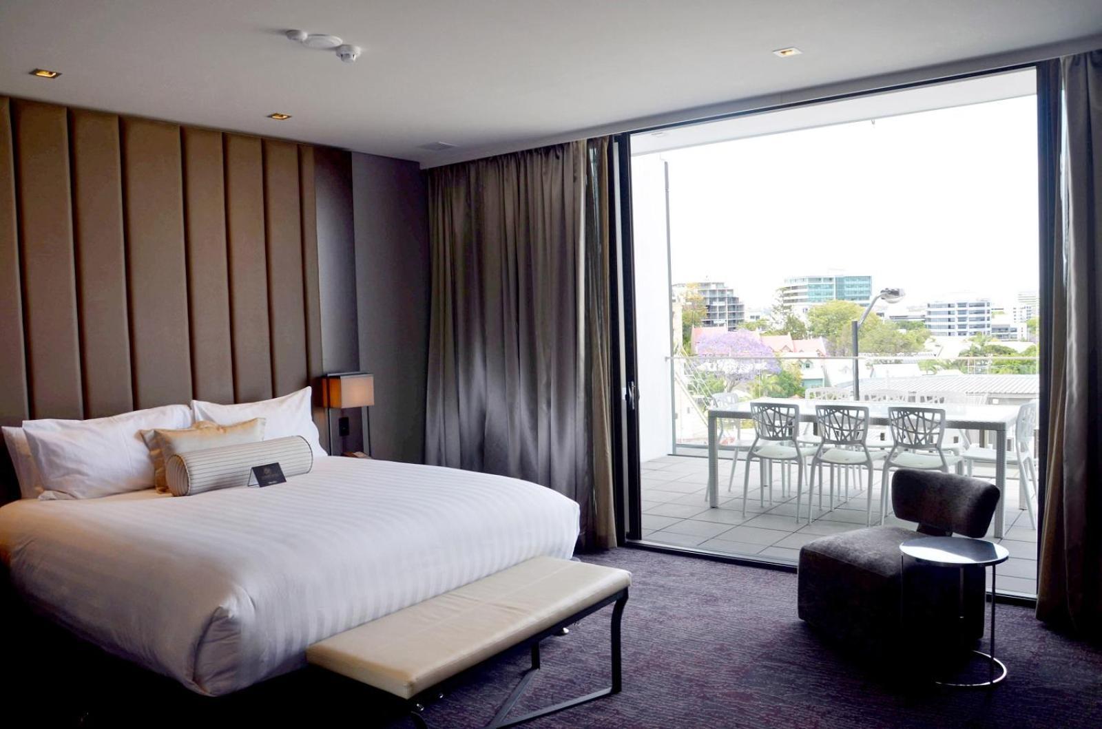 The Beetson Hotel Brisbane Kültér fotó A bedroom at the Crown Towers