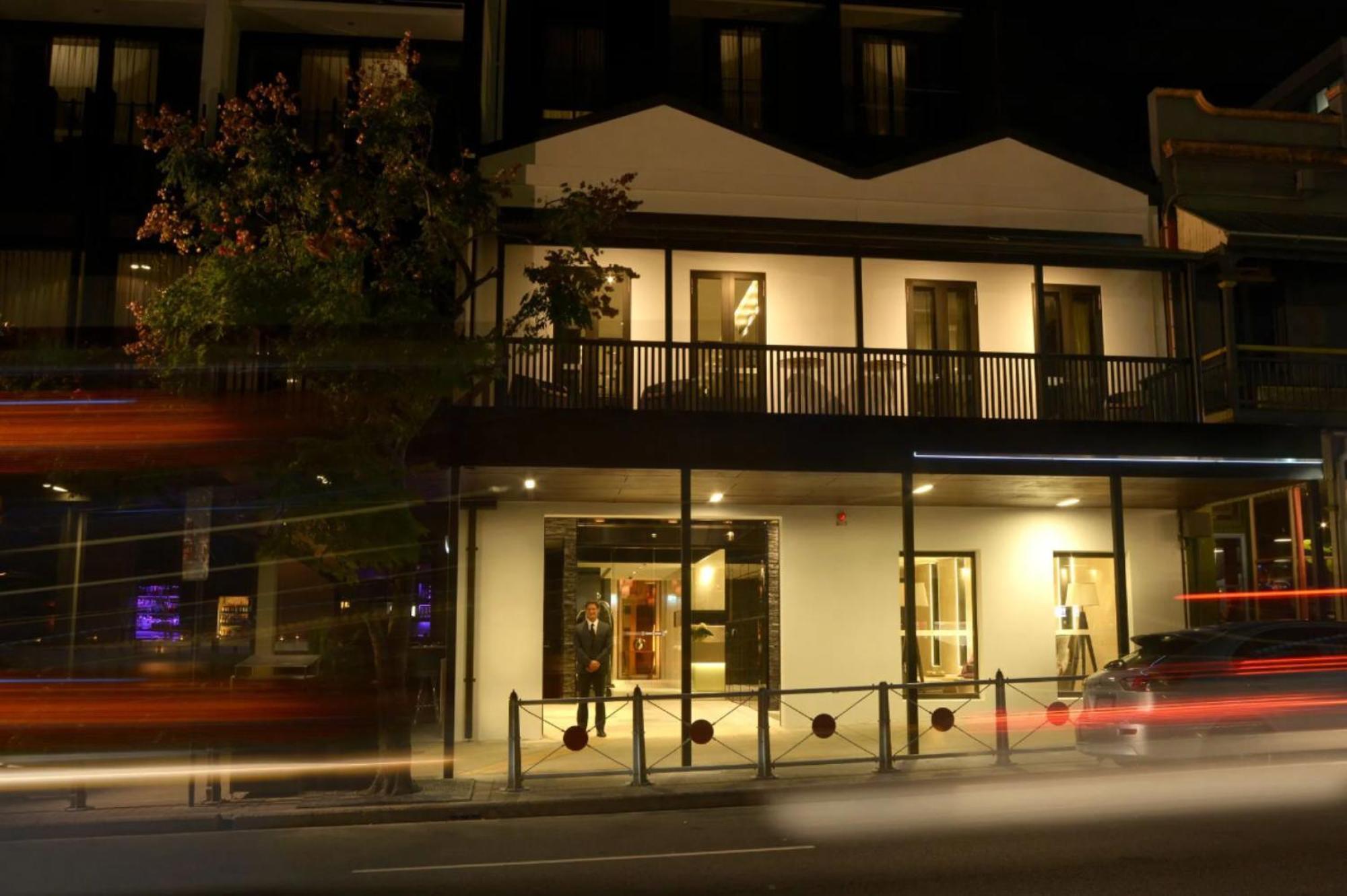 The Beetson Hotel Brisbane Kültér fotó The hotel at night