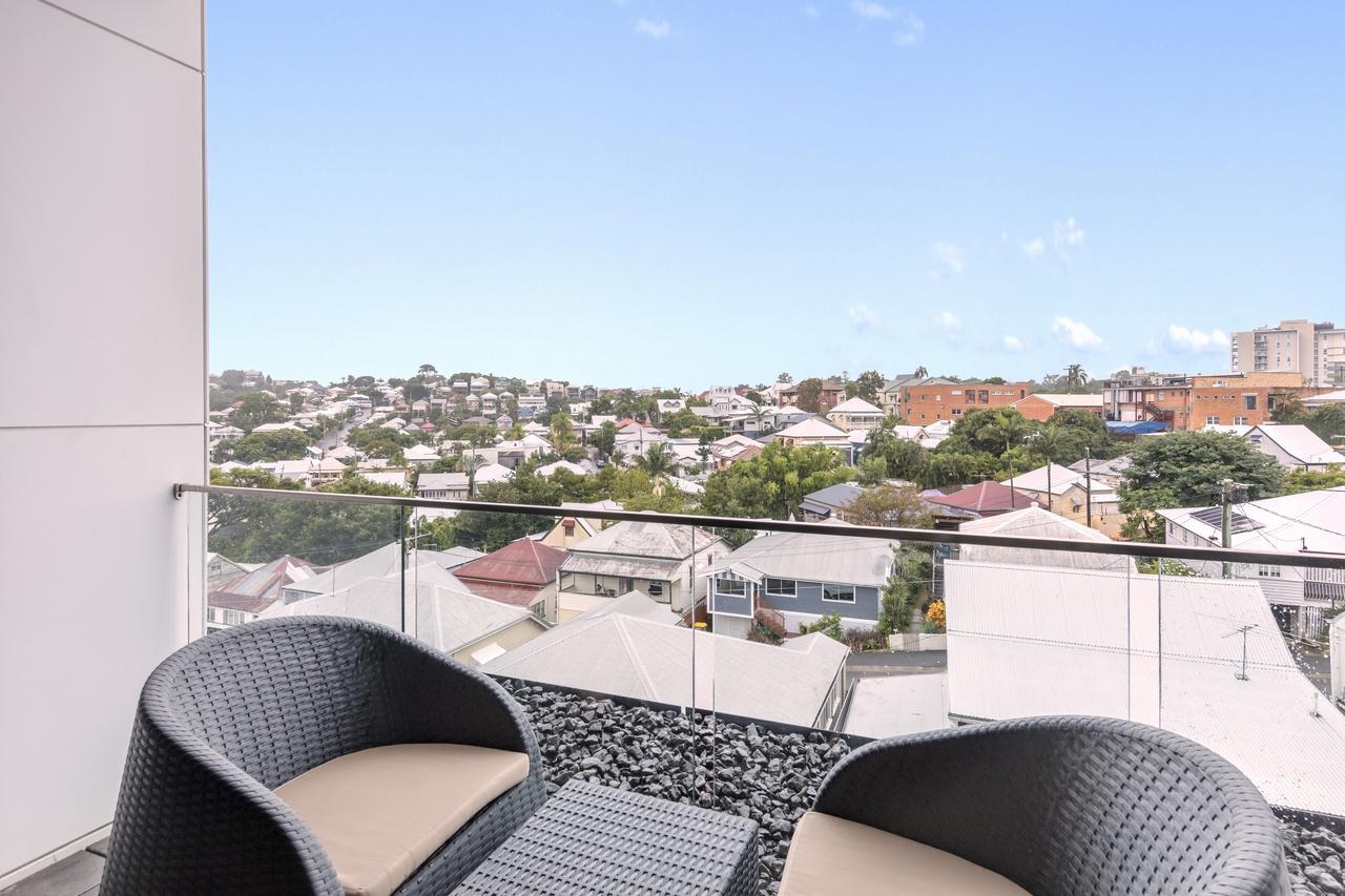 The Beetson Hotel Brisbane Kültér fotó A balcony