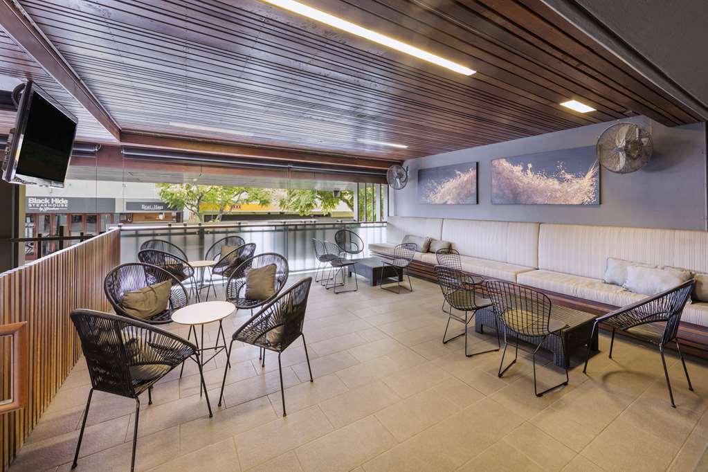 The Beetson Hotel Brisbane Étterem fotó The interior of the lounge