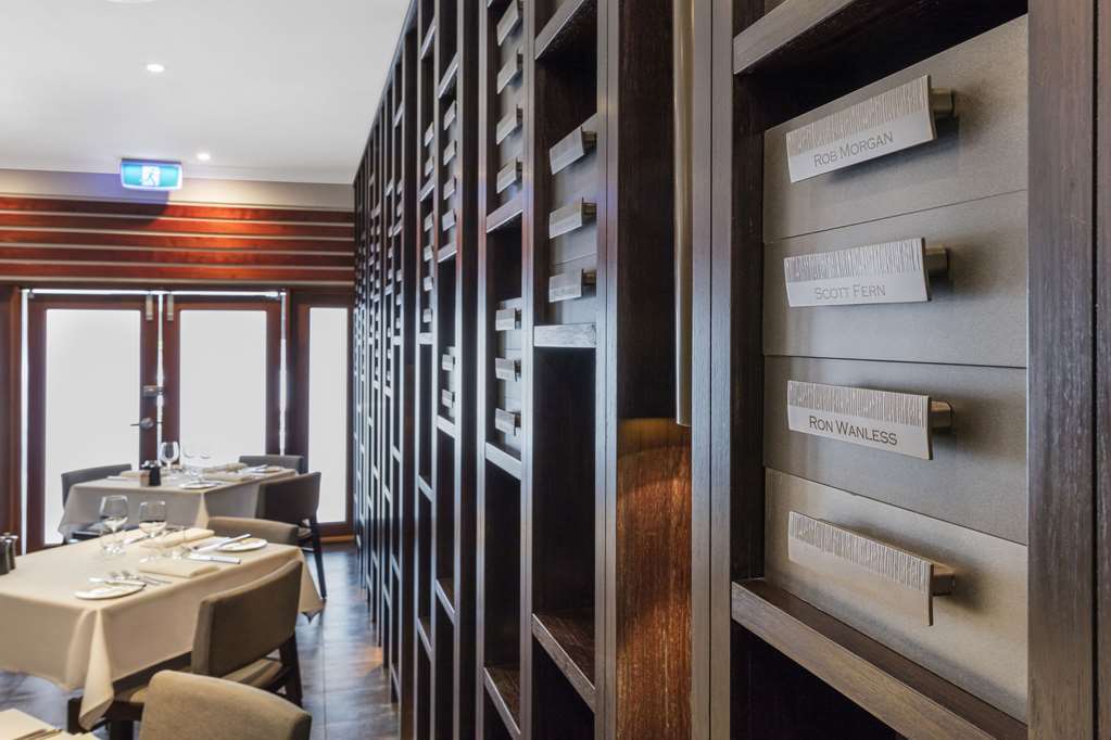 The Beetson Hotel Brisbane Étterem fotó Wine lockers at the restaurant